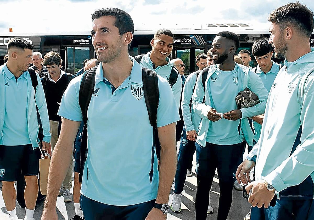 La plantilla rojiblanca a su llegada a Loiu para poner rumbo a Dortmund.
