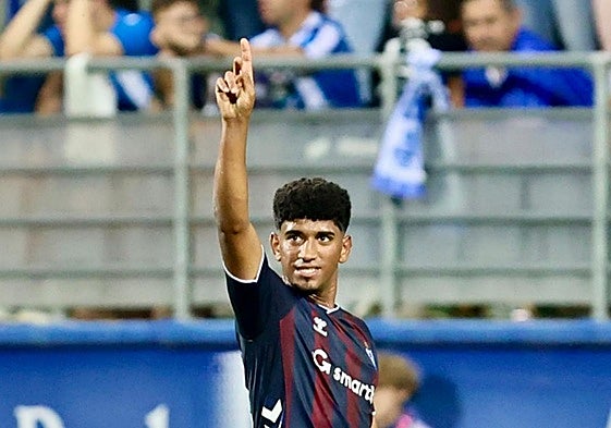 El joven atacante bilbaíno levanta el brazo tras marcar su primer gol como azulgrana.