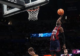 Kobi Simmons se dispone a machacar el aro.