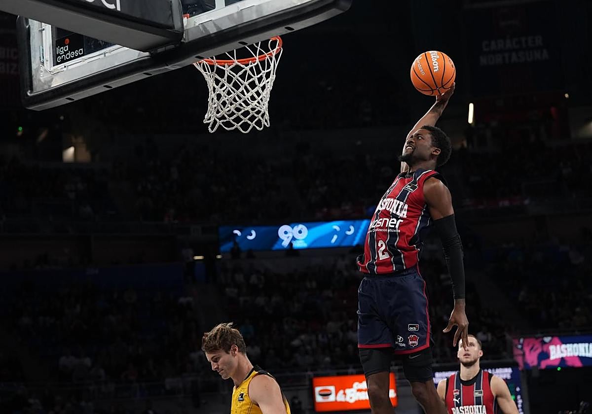 Kobi Simmons se dispone a machacar el aro.