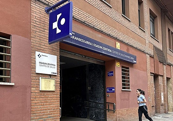 Entrada del ambulatorio de Arana.