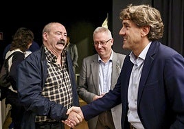 Andueza saluda al hermano de una de las víctimas del atentado del Hotel Monbar.