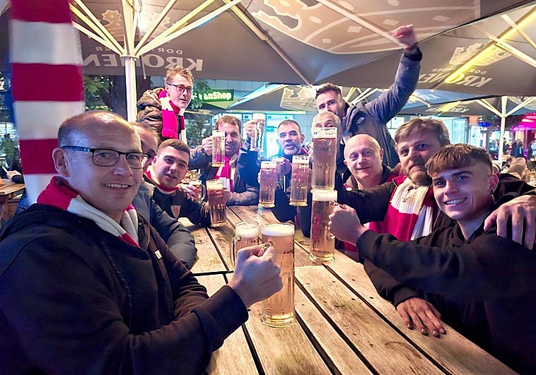 La afición del Athletic ya disfruta en las terrazas de Dortmund