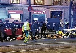 Los sanitarios atienden a las dos mujeres atropelladas en el lugar del accidente.