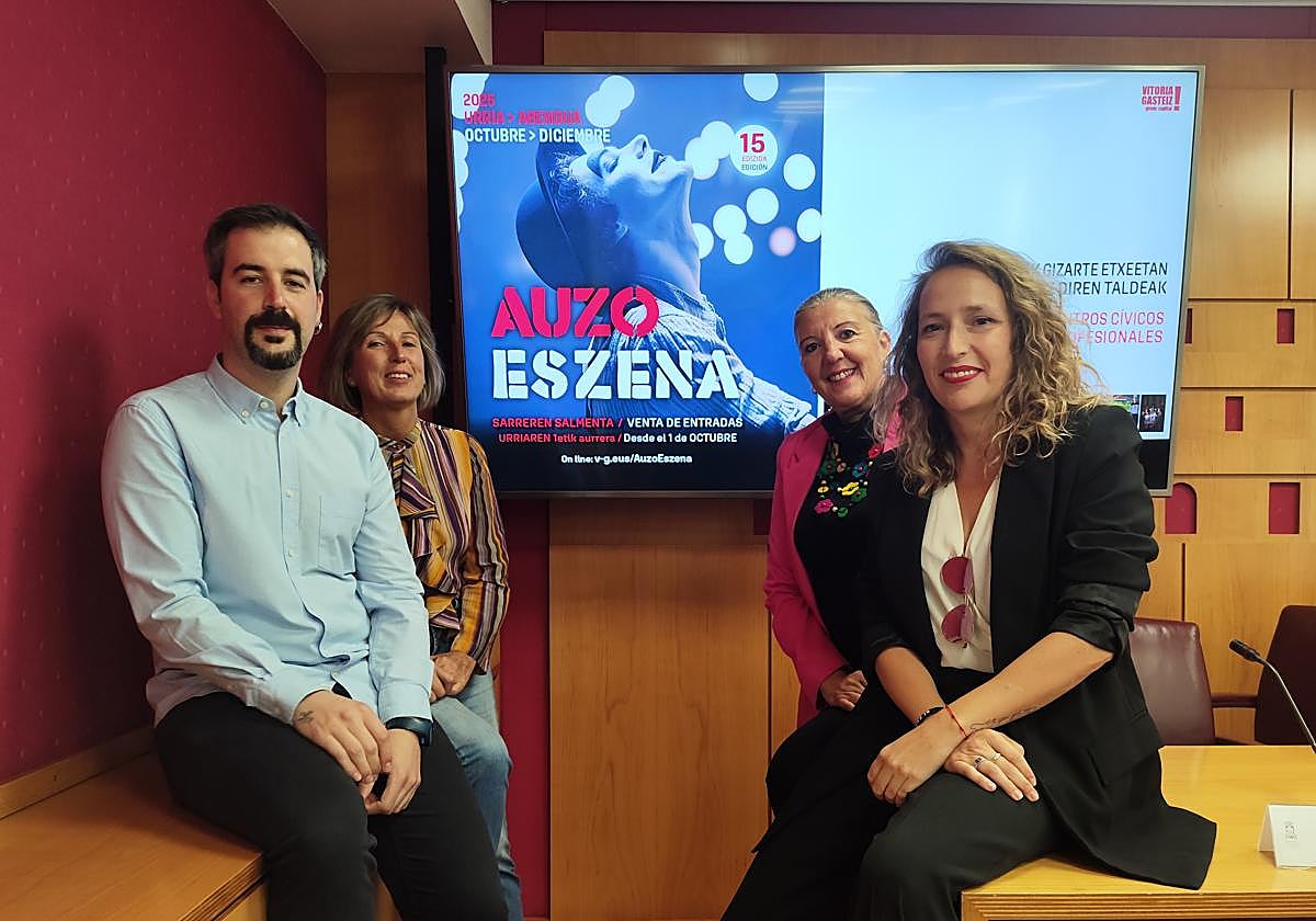 Sonia Díaz de Corcuera, concejala de Cultura, Andoni Quintana, presidente de la asociación Teatracho, Rebeca Martínez, integrante de Teatracho y Arantza Casaul, directora escuela A2 Fotógrafos, durante la presentación.