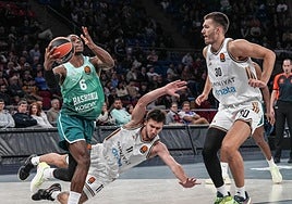 Diallo supera a Kondic y entra a canasta ante Petrusev.