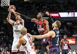 Diallo y Sedekerskis pugnan por el rebote con Milutinov y Fournier.