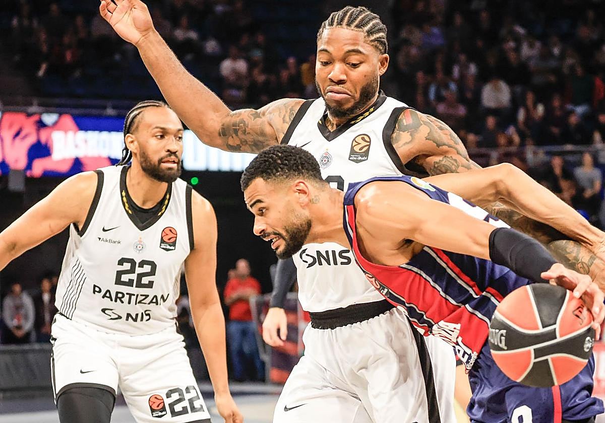 Luwawu-Cabarrot trata de superar a un rival.