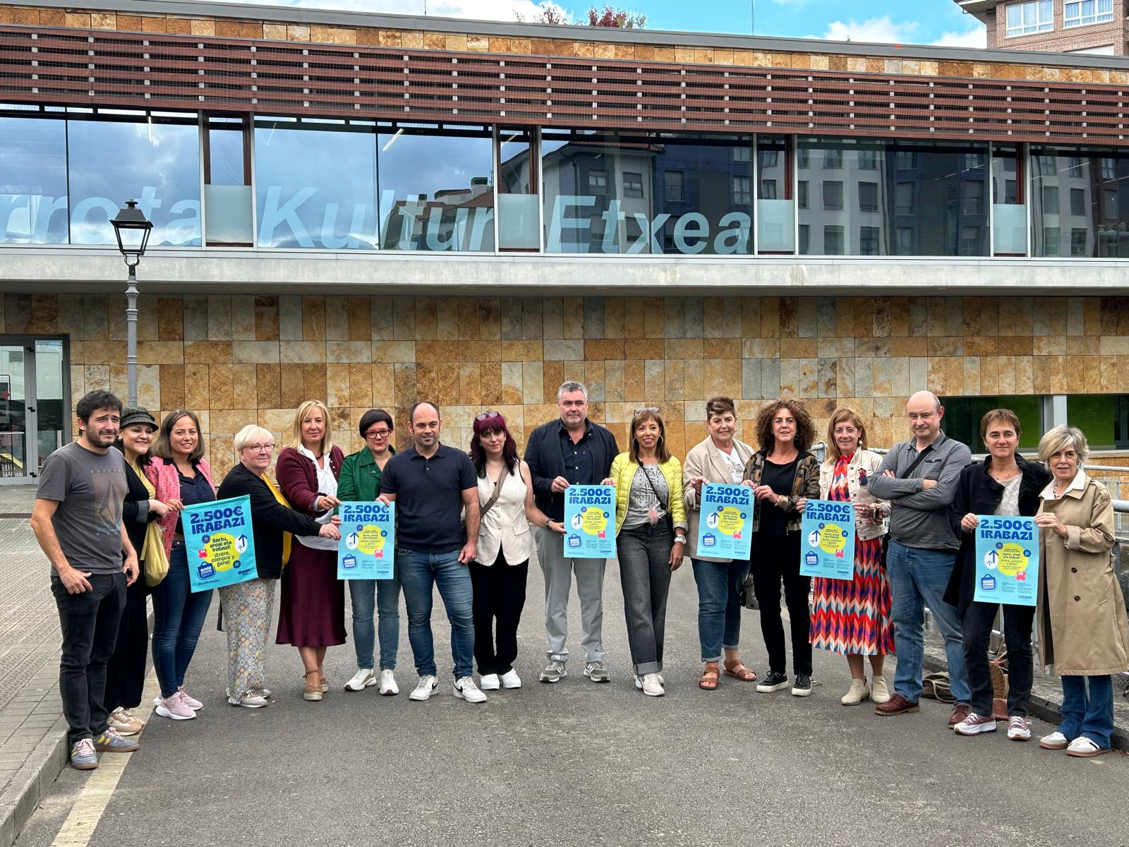 Asociaciones de comerciantes, hosteleros y servicios, presentaron la campaña junto a las autoridades municipales de las cinco localidades.