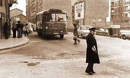 Cada imagen va acompañada de un breve texto explicativo que contextualiza la escena y permite al espectador conectar con las historias personales y comunitarias que han marcado al barrio de Kareaga.