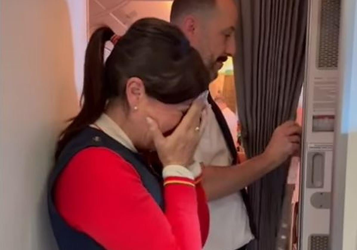 Pilar Sanz no ha podido contener las lágrimas durante el mensaje de despedida de su tripulación.