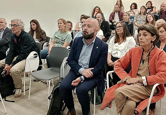 Representantes de diferentes países en la visita al Harreragune de Bilbao.