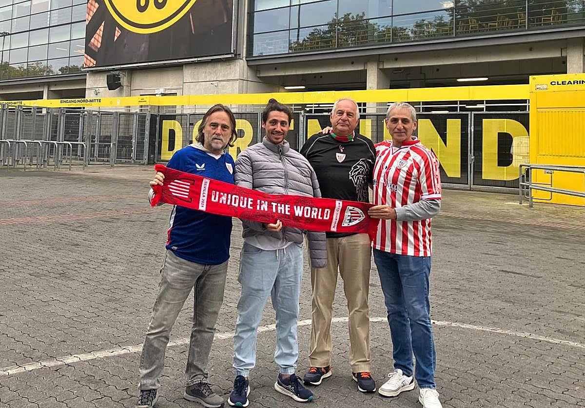 Los hinchas que estuvieron en Arabia ante el estadio del Dortmund.