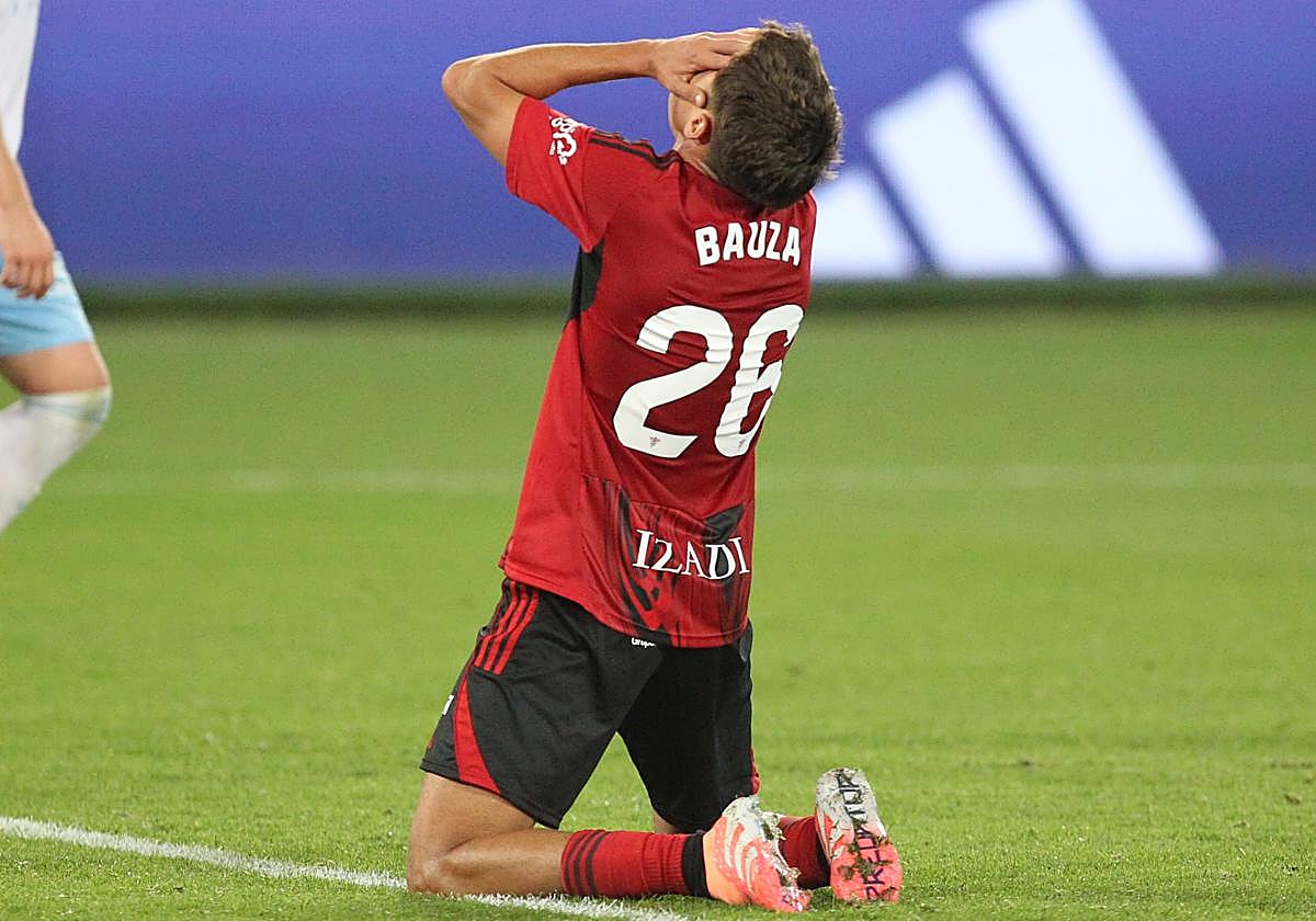 Bauza y El Jebari se lamentan tras el balón que se topó con el larguero.