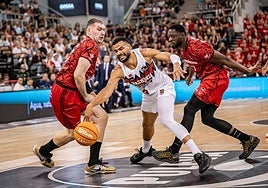 Cabarrot se estira a por un balón.