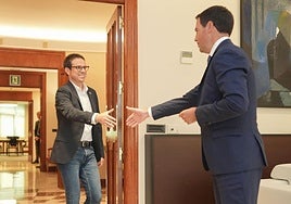 El portavoz parlamentario de EH Bildu, Pello Otxandiano, saluda al lehendakari, Imanol Pradales.