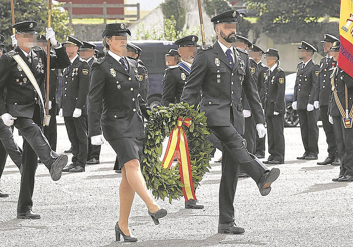 Ofrenda foral a los policías nacionales caídos en acto de servicio, en el cuartel de Basauri.