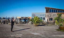 La actividad hostelera y comercial ha decaído en la zona portuaria a la espera de que comiencen las obras.