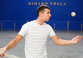 Xabier Rekalde juega con una pelota en el frontón de Dima.
