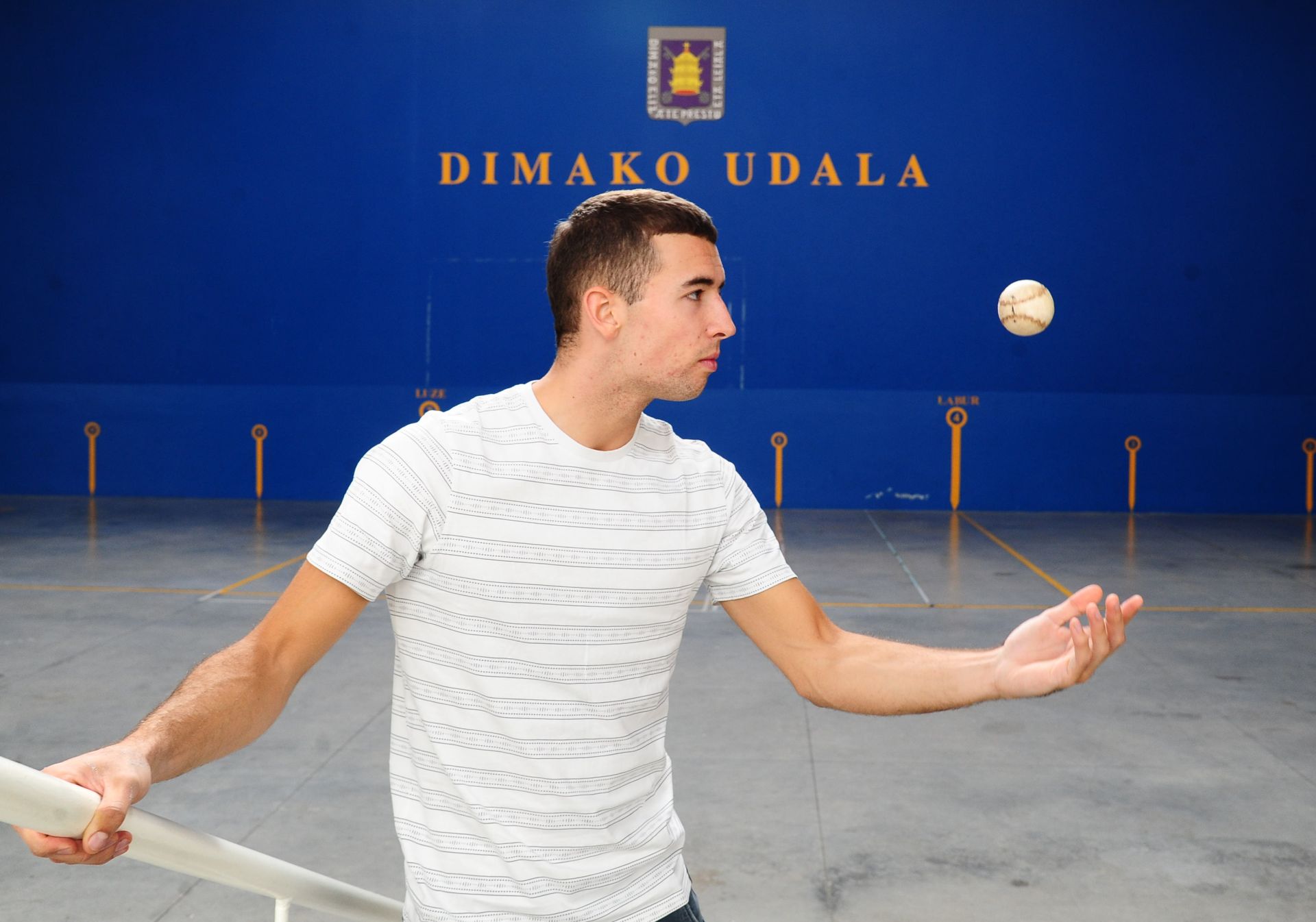 Xabier Rekalde juega con una pelota en el frontón de Dima.