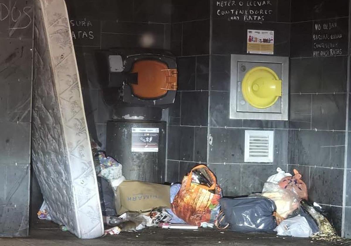 Imagen del estado de unos contenedores en Salburua.