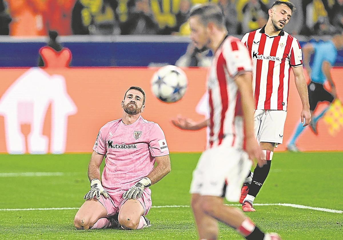 Simón, Gorosabel y Paredes lamentan uno de los goles encajados en Dortmund.