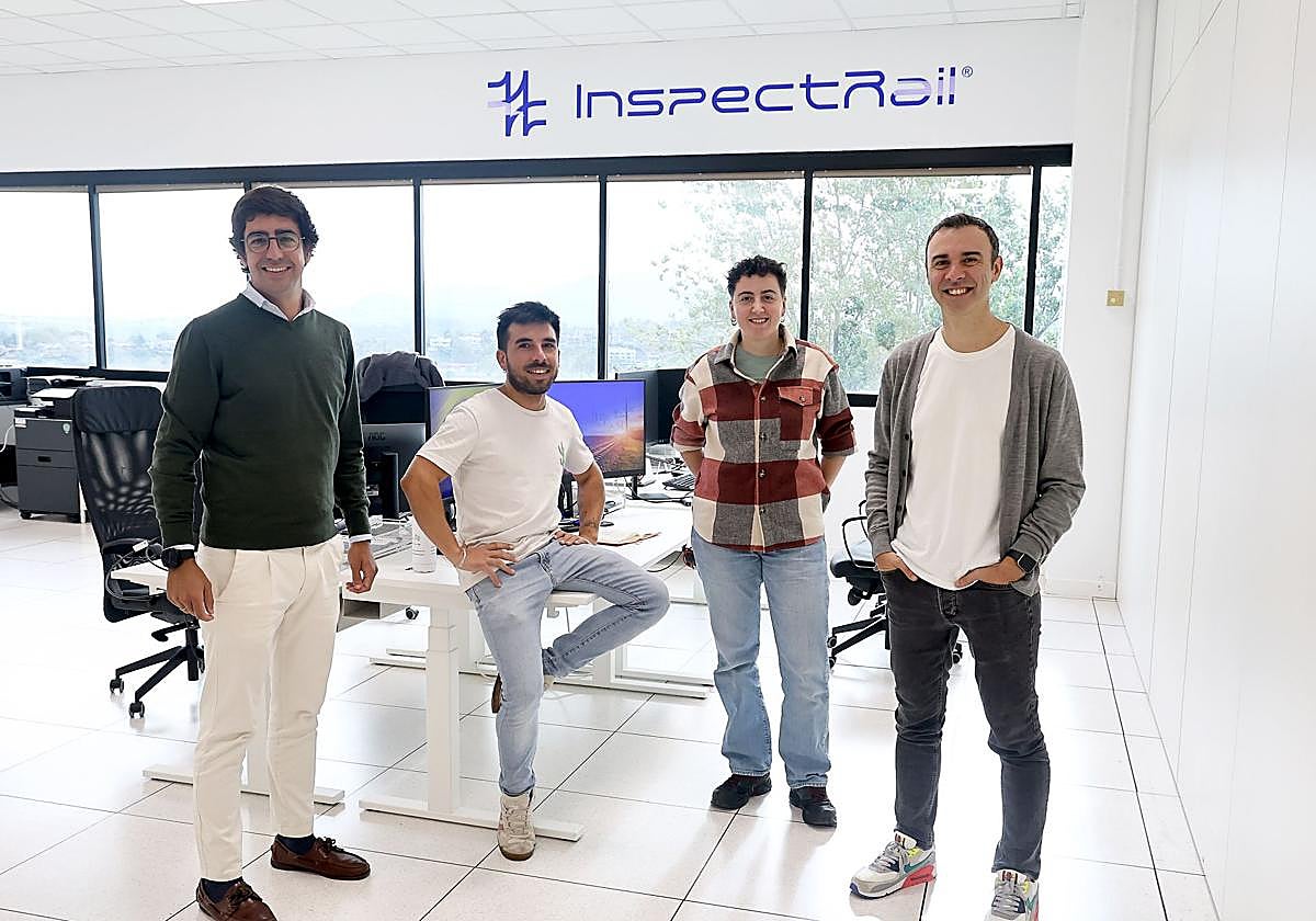 Pablo Burgos, Alejandro Pérez, Jaione Arrizabalaga y Unai Alvarado posan en las instalaciones de InspectRail en Miramon.