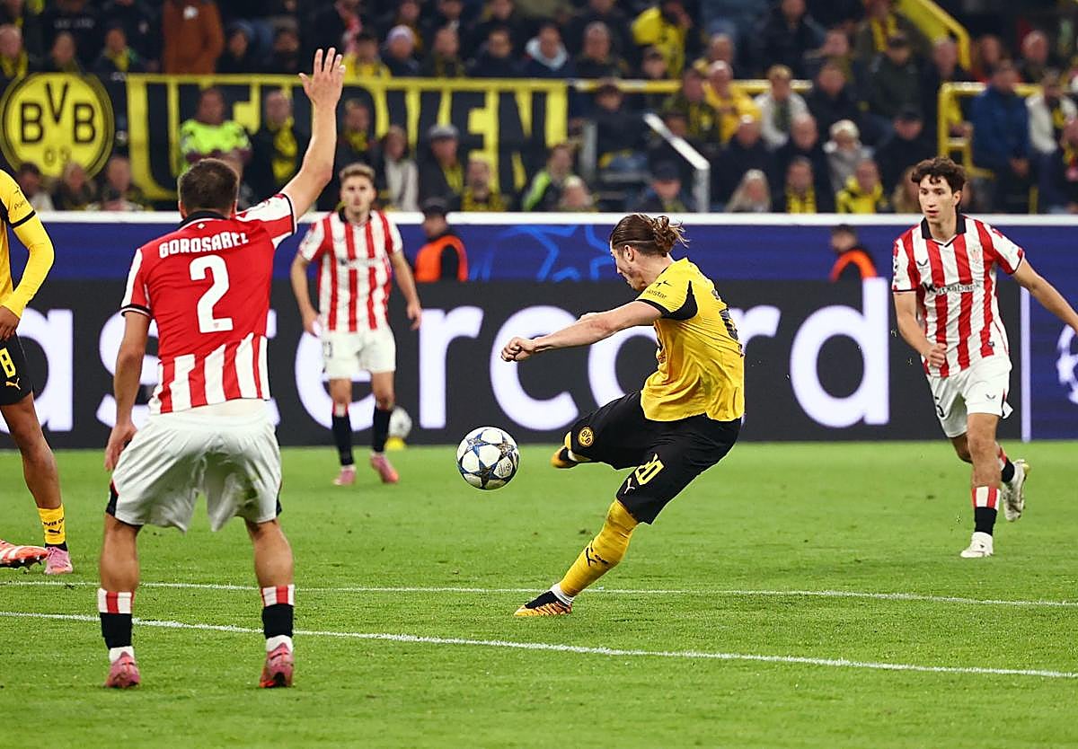 Los rojiblancos, atentos a un remate del Borussia en la segunda mitad.