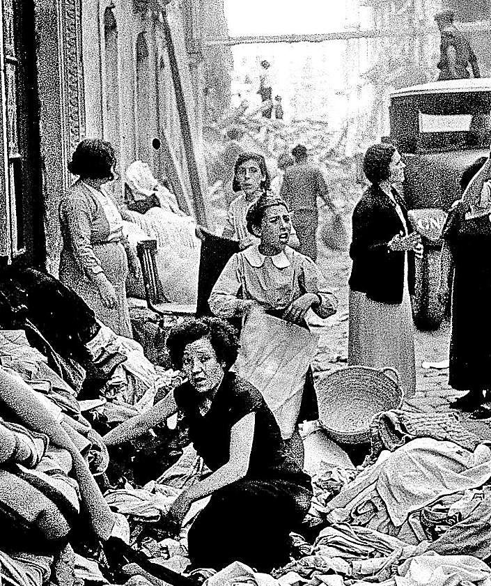 Imagen secundaria 2 - Niños y niñas, camino del exilio republicano, en Perpiñán (arriba). La fotógrafa Gerda Taro y efectos de los bombardeos en Barcelona.segunda por la izquierda, entre milicianas.