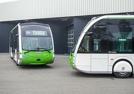 Los dos nuevos autobuses eléctricos que empezarán a circular en breve por Vitoria.
