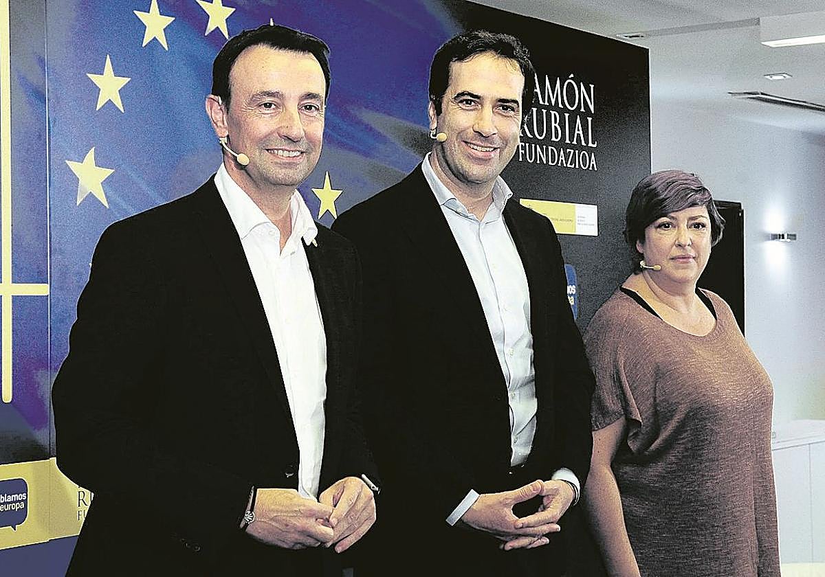 El vicelehendakari Mikel Torres, junto al ministro de Economía Carlos Cuerpo y la presidenta de la Fundación Ramón Rubial, Eider Gardiazábal.