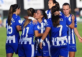 Las albiazules se abrazan para celebrar el gol de Elene Errasti que abrió el marcador.