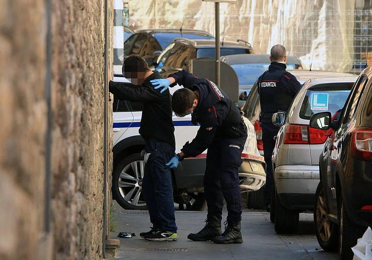 El diputado general de Álava pide más jueces y que los policías puedan intervenir contra las armas blancas