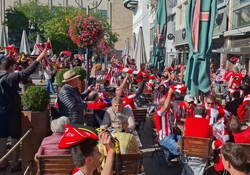 La hinchada del Athletic enciende la fiesta en Alten Markt : «Hay que darlo todo y ¡a ganar!»