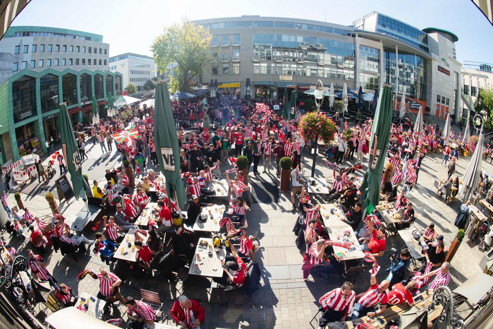 Todas las imágenes del ambiente previo al Borussia Dortmund-Athletic