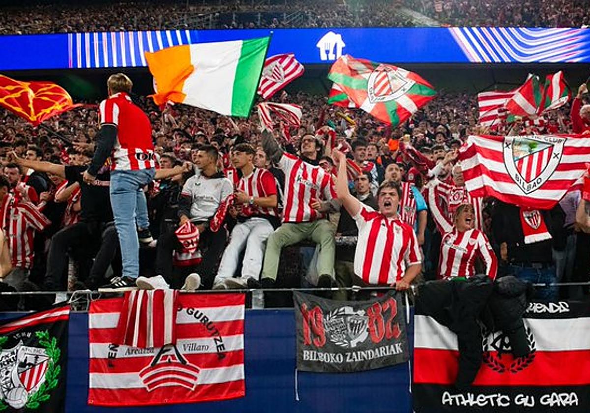 En directo con los hinchas rojiblancos: la afición del Athletic canta el 'Txoria txori' en Dortmund
