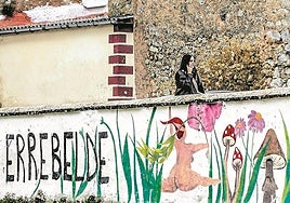 Un mural en el jardín de las viejas escuelas donde se lleva a cabo el campamento.