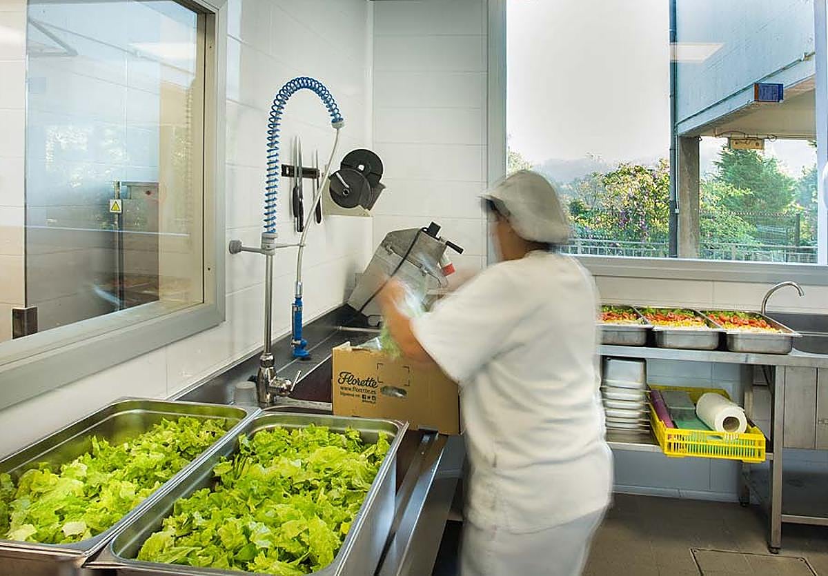 Imagen de la cocina del colegio El Regato que se puede ver en su página web.