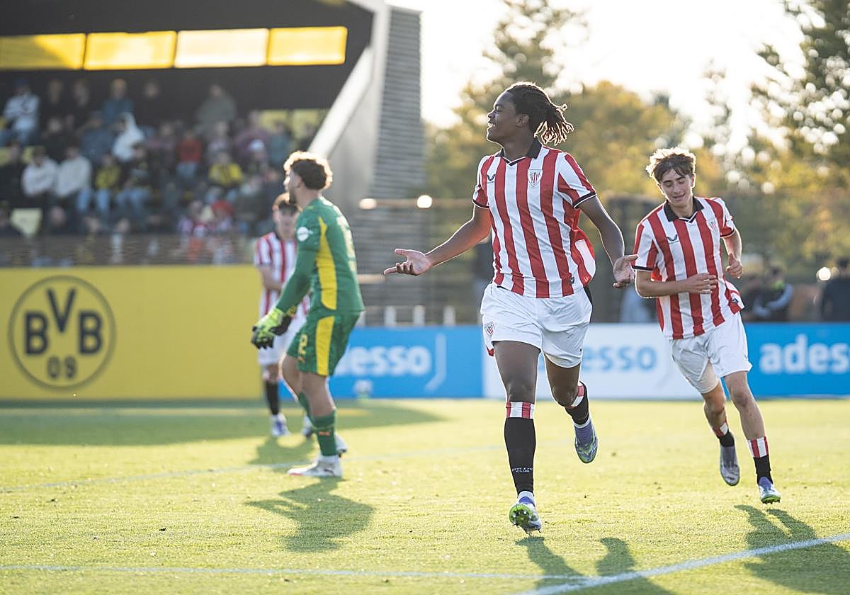 Los cachorros celebran uno de los goles.