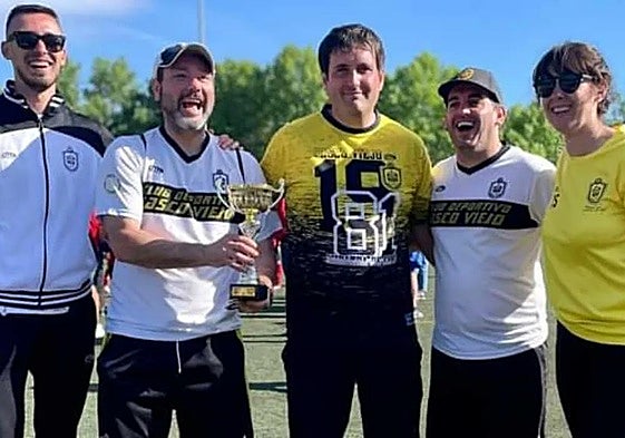 Kike Picón, en el centro, junto a quienes han trabajado con él en los últimos años.