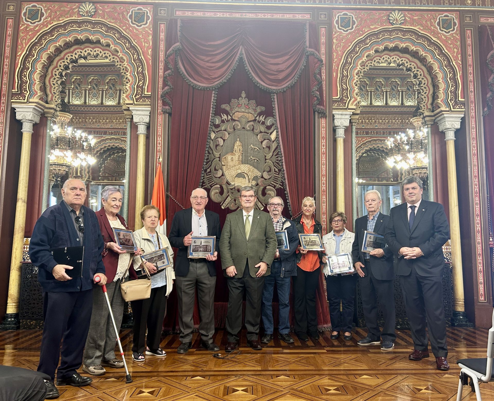 Los homenajeados, con el alcalde de Bilbao, Juan Mari Aburto.