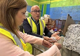 La consejera de Justicia y Derechos Humanos, María Jesús San José, y el director de Beotibar Recycling, Iñigo Jalón, durante su visita a la planta de reciclaje.