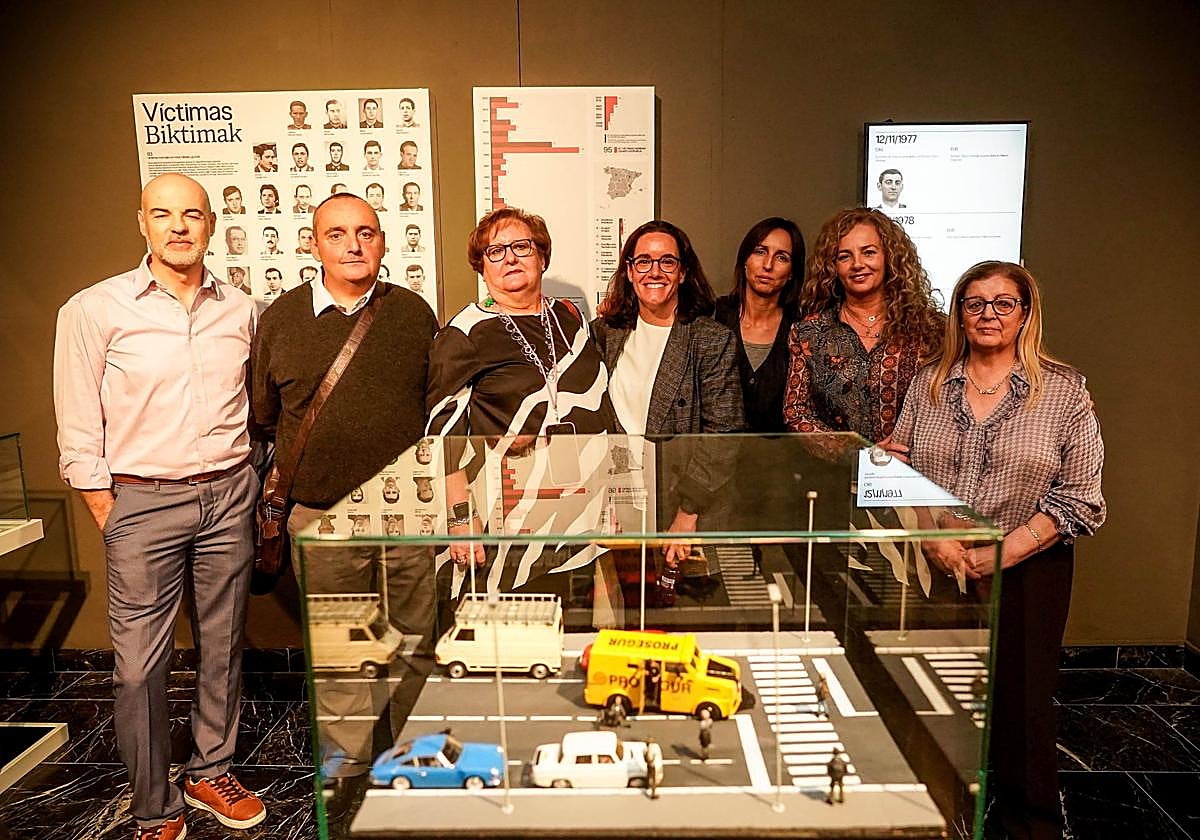 Víctimas de la banda, y Ladrón de Guevara, comisaria de la exposición.