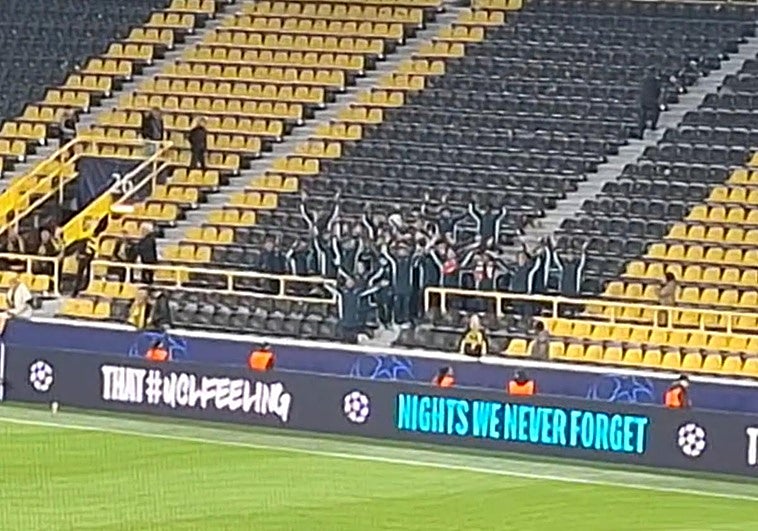 Los cachorros celebran el triunfo en la Youth League con la grada