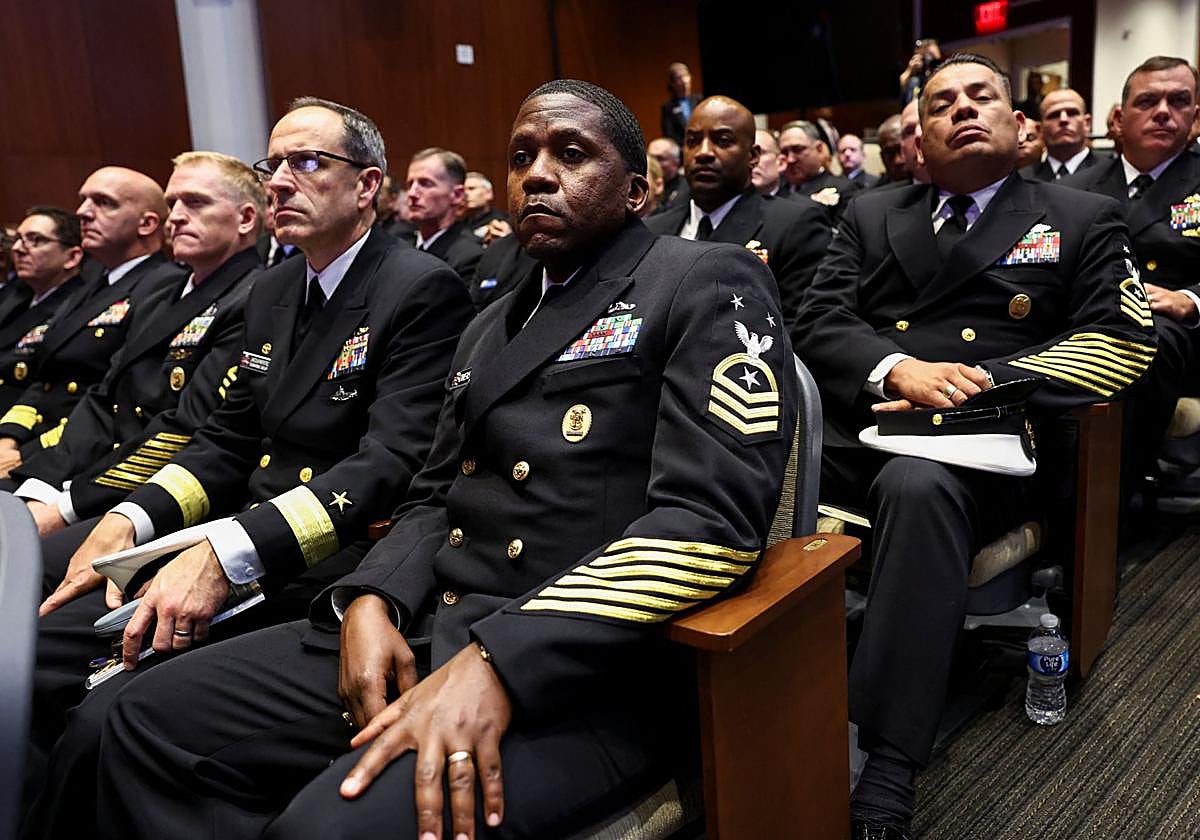 Miembros del ejército asisten a una reunión convocada por el Secretario de Defensa de los Estados Unidos, Pete Hegseth, en la Base del Cuerpo de Marines de Quantico, en Quantico, Virginia.