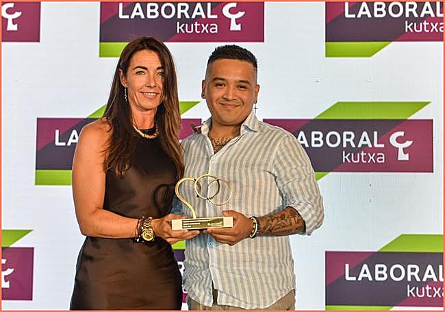 Gabriel Huaman y Susana Andrés, Directora Comercial de Laboral Kutxa.