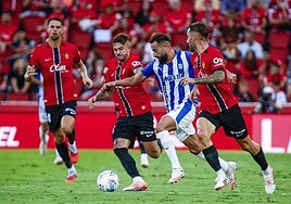 Abde intenta superar a Maffeo durante el último partido del Alavés disputado frente al Mallorca en Son Moix.