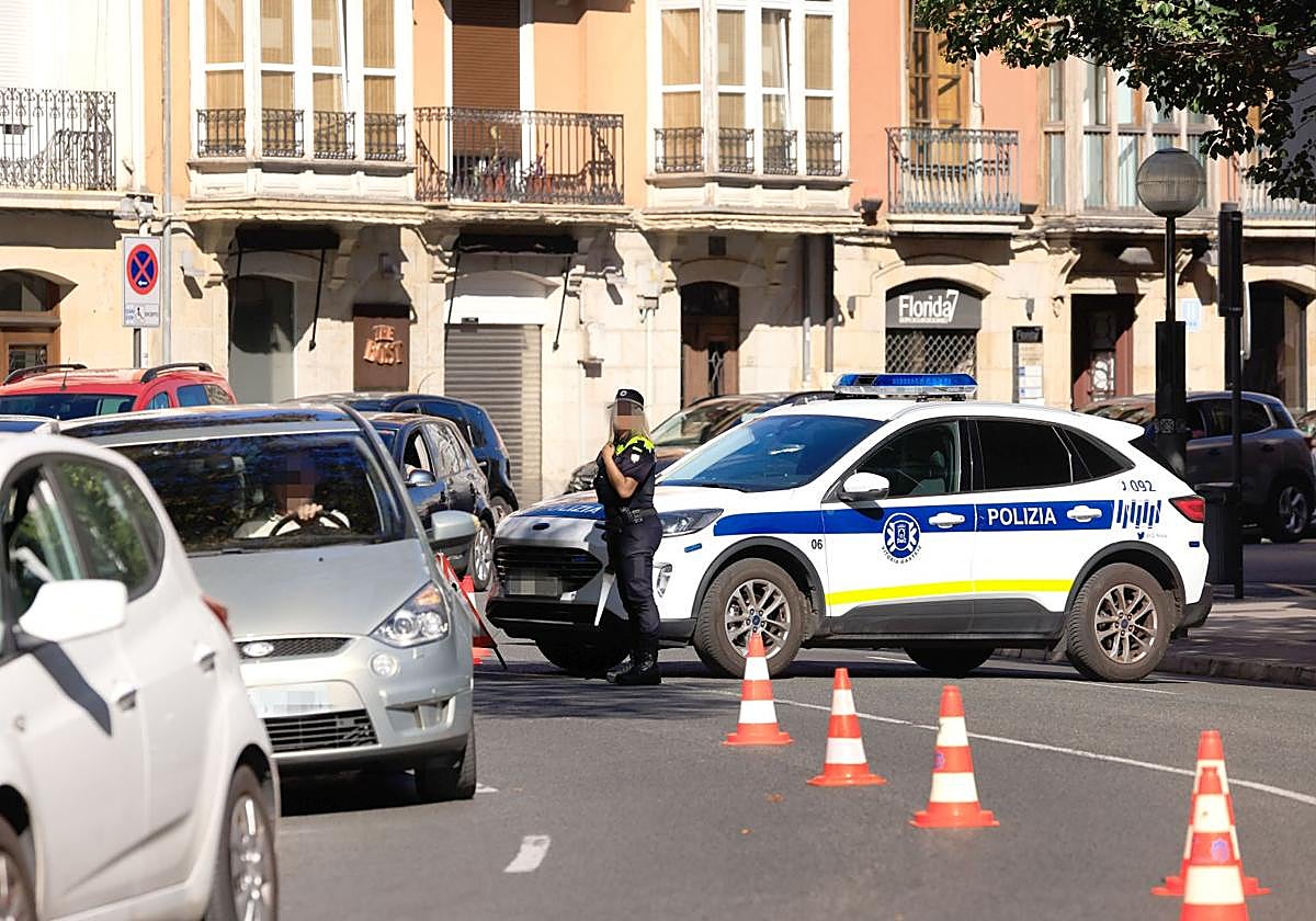 Patrulleros de la Policía Local en una calle de Vitoria.
