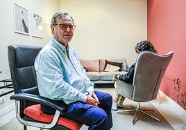 El psiquiatra Enrique Saracho en las instalaciones de la cooperativa de salud Ediren.