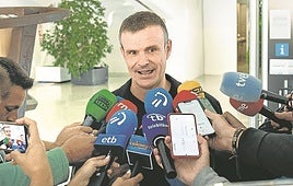 Uriarte atiende a los medios en el aeropuerto de Loiu.